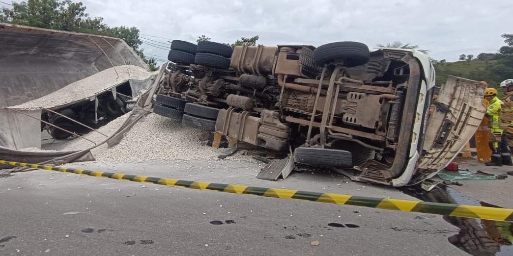 Caminhão carregado com calcário tombou no Trevo da MG-424, em Pedro Leopoldo, na Grande BH (Divulgação/ CBMMG)