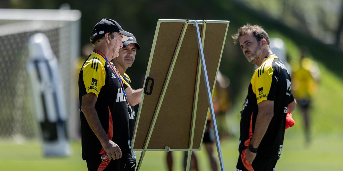 Técnico Cuca e auxiliares (Foto: Pedro Souza / Atlético)