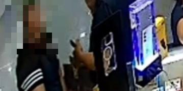 Suspeito guardou os celulares dentro da calça e fugiu do local (Reprodução/ Redes Sociais)