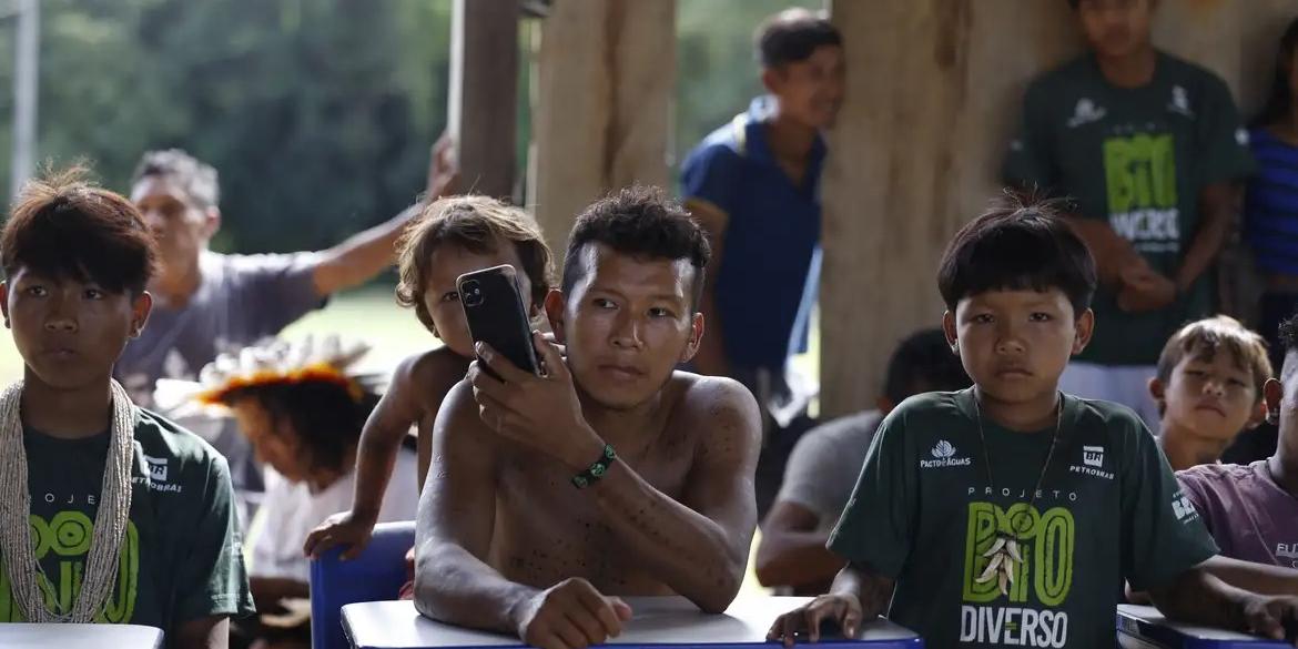 Indígenas do Povo Rikbaktsa na aldeia Beira Rio, Terra Indígena Erikpatsa (Fernando Frazão/Agência Brasil)