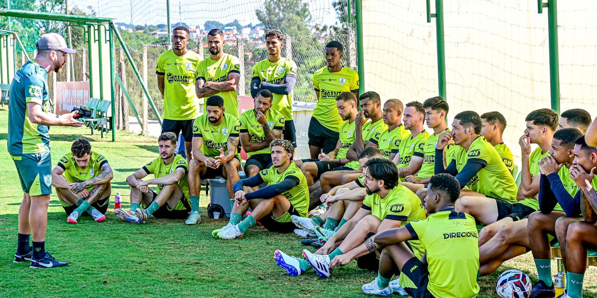 William Batista fala para seus jogadores (Mourão Panda / América)