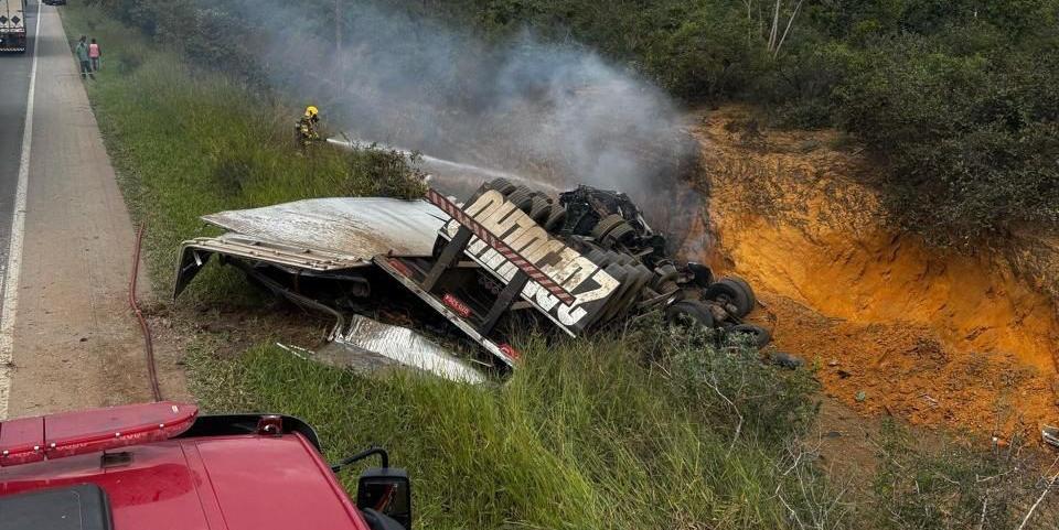 Caminhão pegou fogo após tombar na BR-251, em Salinas, no Norte de Minas (Divulgação/ CBMMG)