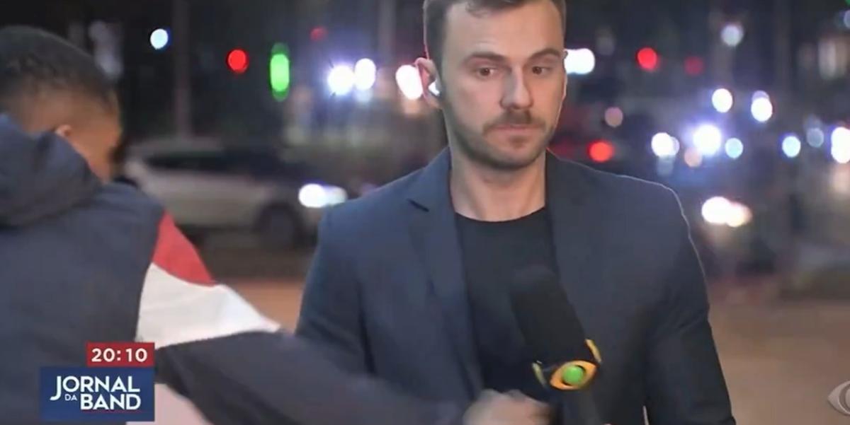 Jornalista quase perdeu o celular para suspeito enquanto se preparava para entrar ao vivo no Jornal da Band (Reprodução/ Band)
