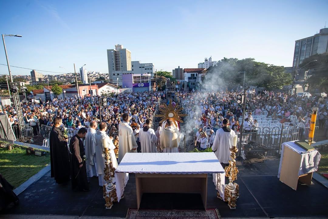 Fiéis lotam praça do Santuário São Paulo da Cruz para celebrarem a Páscoa (Reprodução / Instagram Santuário São Paulo da Cruz - foto: Sacerdos Photo)