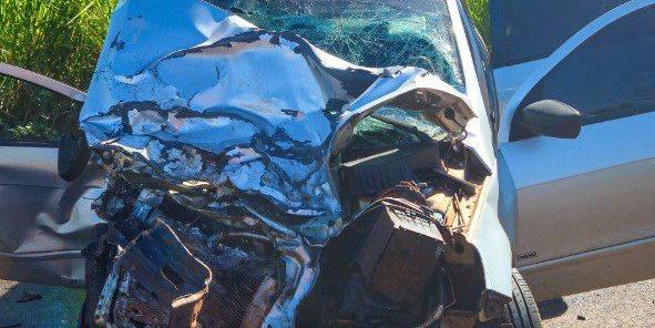 Carro ficou completamente destruído após colisão (Divulgação/ CBMMG)