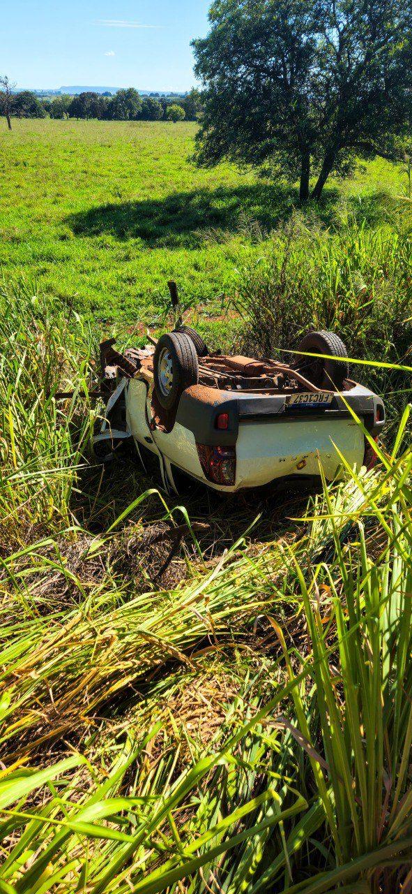 Caminhonete capotou após batida frontal com carro na rodovia MGC-154, em Ituiutaba, no Triângulo Mineiro (Divulgação/ CBMMG)