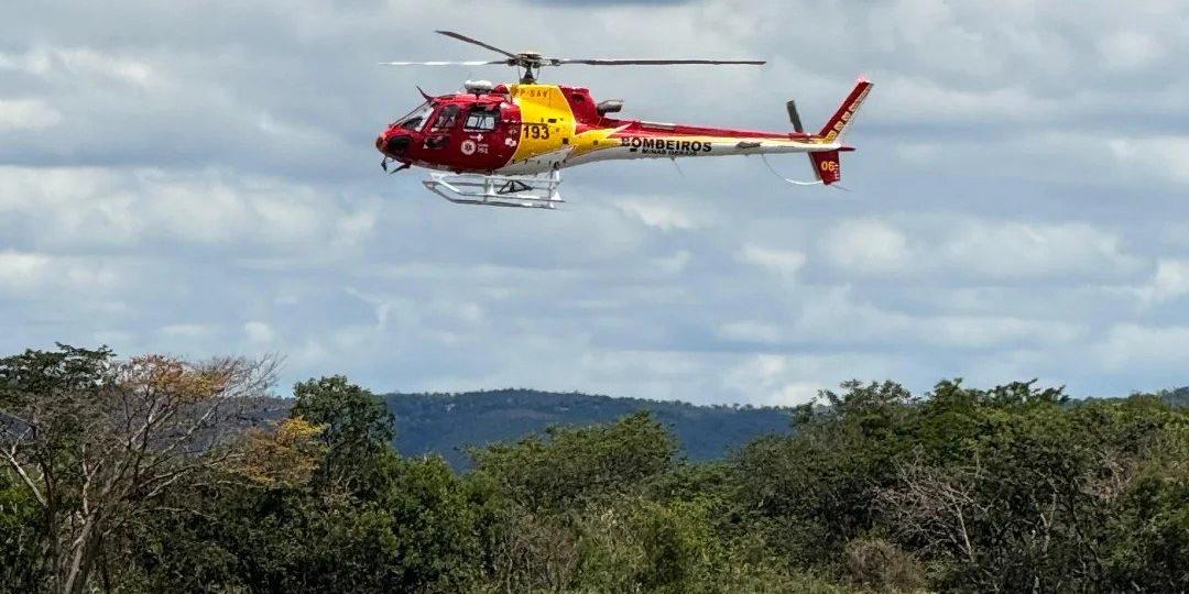 Helicóptero Arcanjo realizou sobrevoos na região para tentar encontrar casal que foi arrastado pela correnteza (Divulgação/ CBMMG)