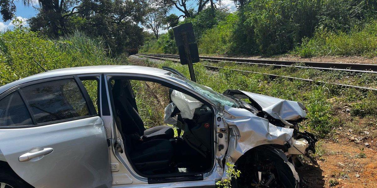 Trem se chocou com a parte dianteira do carro que rodou em linha férrea em Matozinhos, na Grande BH (Divulgação/ CBMMG)