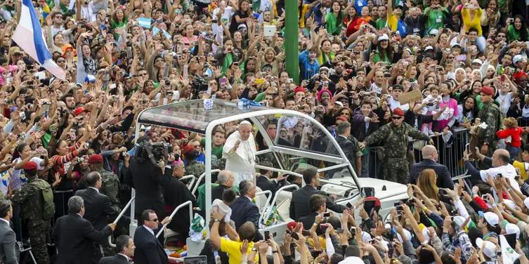 Papa Francisco foi saudado, em 2013, por milhares de pessoas no Rio de Janeiro (Tânia Rêgo/Agência Brasil)