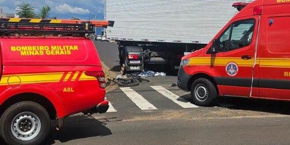 Homem foi atropelado pela carreta em quanto voltava do trabalho (Corpo de Bombeiros / Divulgação)