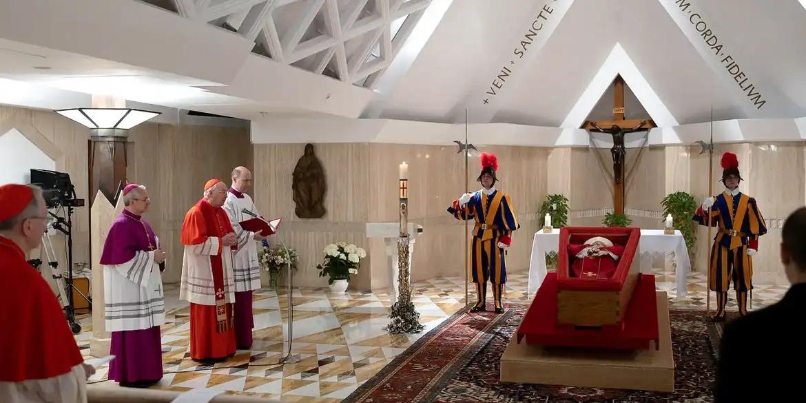 Caixão com o corpo do papa Francisco será levado da capela da Casa de Santa Marta para a Basílica de São Pedro nesta quarta-feira  (Vaticano/Divulgação)