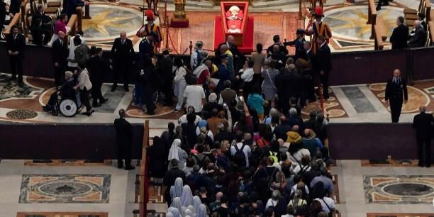 Fiéis se despedem do papa Francisco (Vatican News/Divulgação)