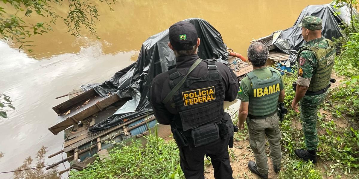 Foram destruídas 8 balsas, dragas e motores utilizados na extração de ouro (PFMG / Divulgação)