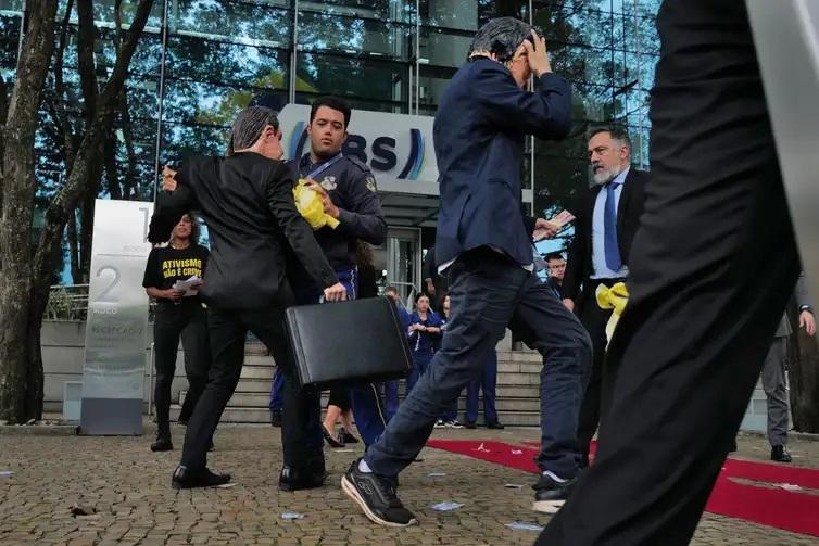 Ativistas do Greenpeace são detidos após protesto na sede da JBS (Greenpeace/Divulgação)