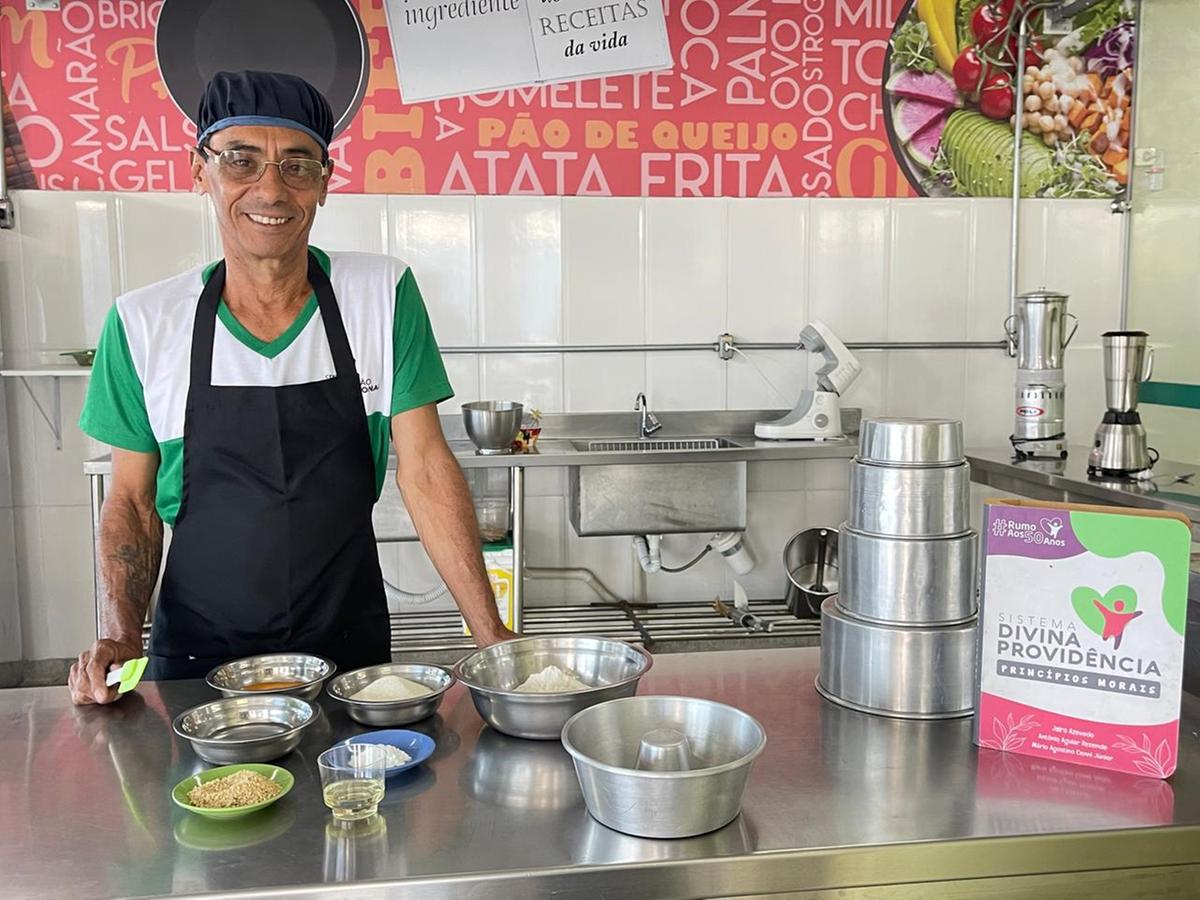 Cursos profissionalizantes também são ofercidos para as pessoas que participam do Programa Alimentar