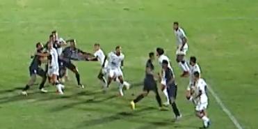 CBF libera análise do VAR em lance polêmico do duelo entre Maringá e Atlético (Reprodução / CBFTV)