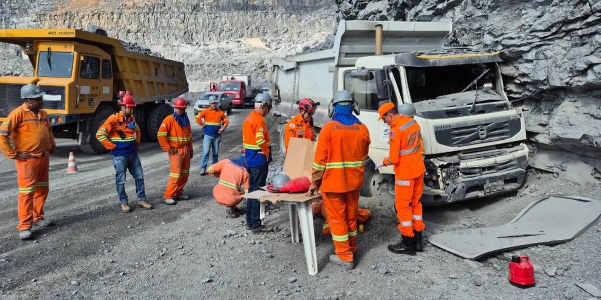 Homem dirigia caminhão carregado de pedras no momento do acidente (CBMG / Divulgação)