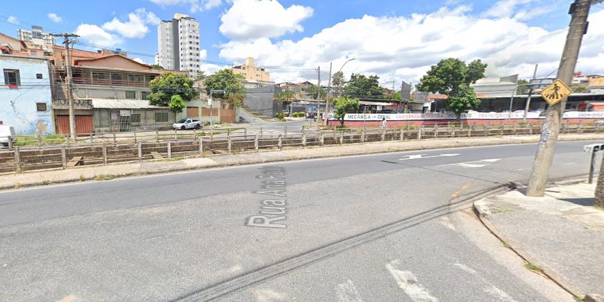 Local do acidente ocorrido na madrugada desta quinta: esquina da avenida Bernardo Vasconcelos com rua Ana Paula (Reprodução / Google Street View)