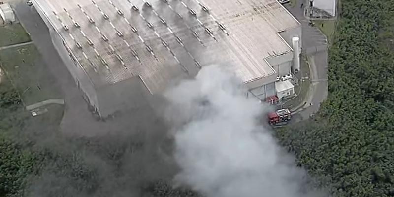 De acordo com informações passadas por testemunhas ao Corpo de Bombeiros, fogo teria começado em um caminhão posicionado na doca de carga do supermercado (Reprodução / TV Globo Minas)
