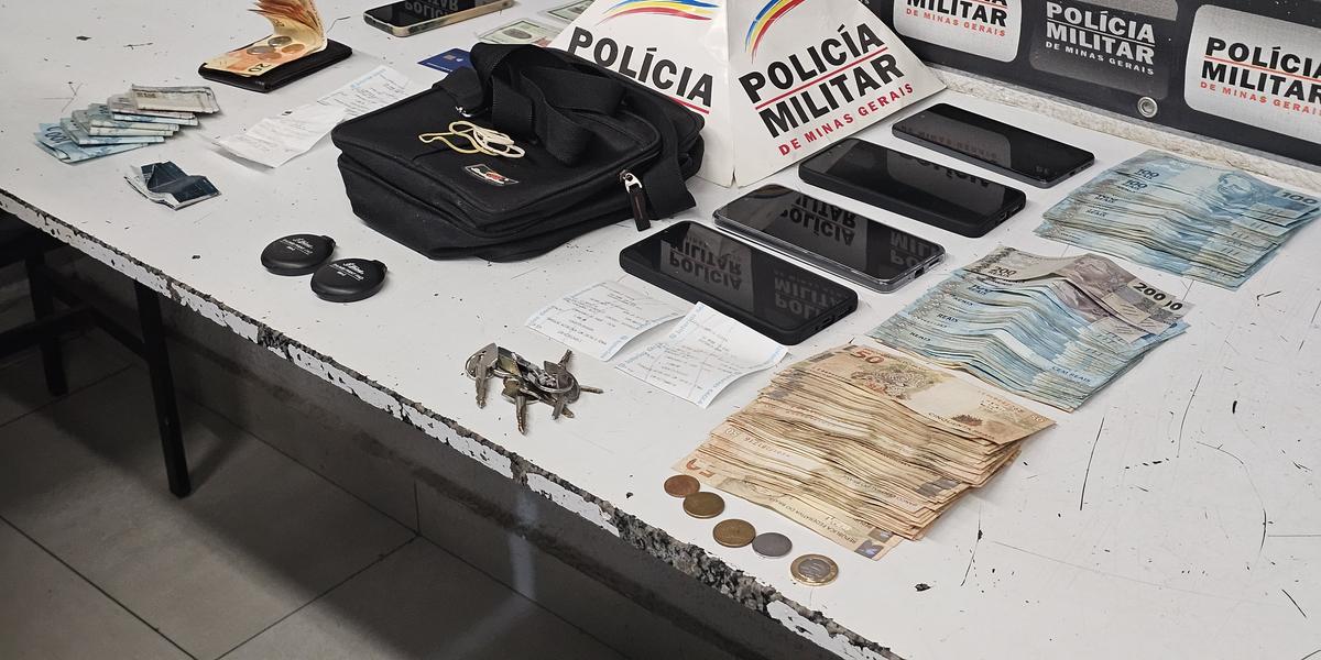 Com o suspeito, PM apreendeu R$ 7 mil em espécie, celular, um cartão de crédito em nome de uma mulher e alguns recibos bancário (Divulgação / PMMG)