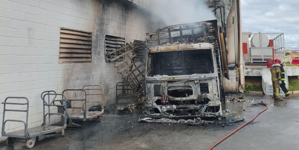 Caminhão ficou destruído após pegar fogo em doca de supermercado em BH (Divulgação / CBMMG)