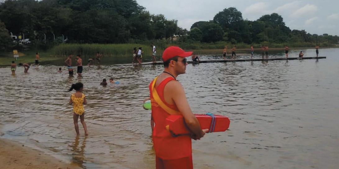 Ao avistar uma pessoa se afogando, não tente fazer o salvamento caso você não tenha treinamento para prestar o socorro; no máximo ofereça um objeto flutuante para que a vítima possa se apoiar (Bombeiros/Divulgação)