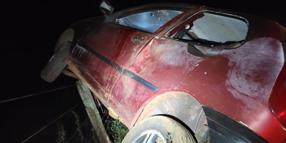 Passageira do veículo foi socorrida e conduzida ao hospital pelo Samu (Divulgação/CBMMG)