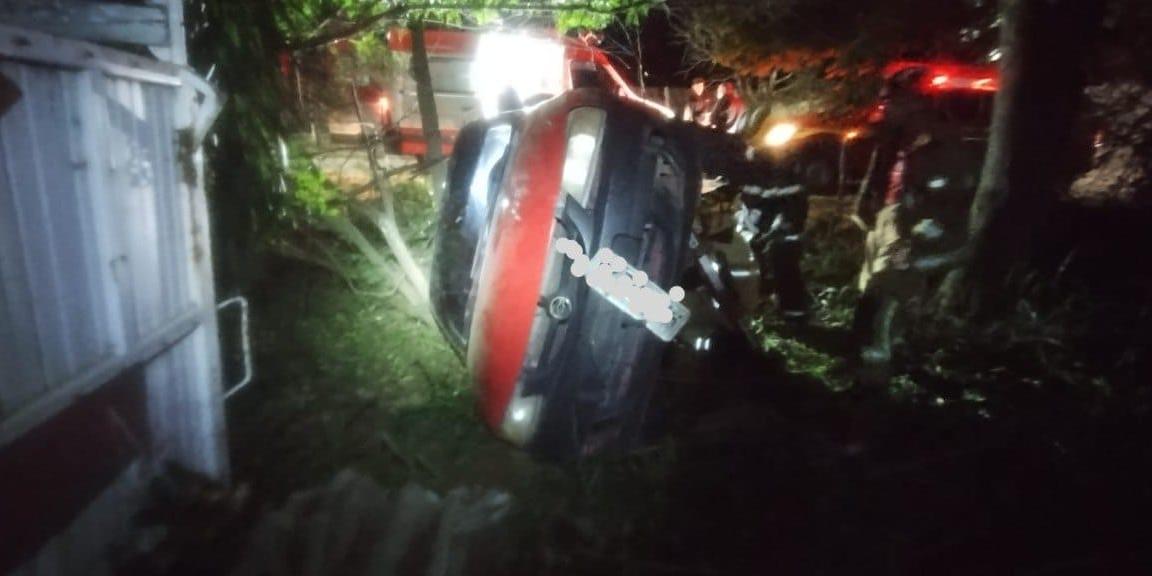 Local do acidente permaneceu sob responsabilidade da Polícia Militar e do proprietário legítimo do veículo (Divulgação/CBMMG)