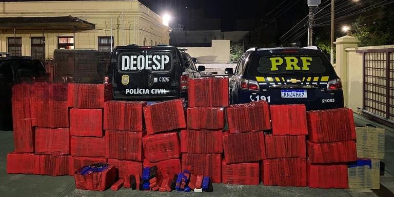 Motorista afirmou às autoridades que desconhecia o conteúdo transportado (Divulgação/PRF)