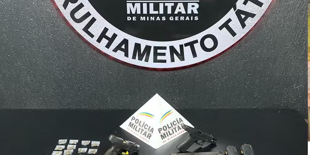 Drogas e armas apreendidas com os suspeitos mortos durante o tiroteio (PMMG/Divulgação)