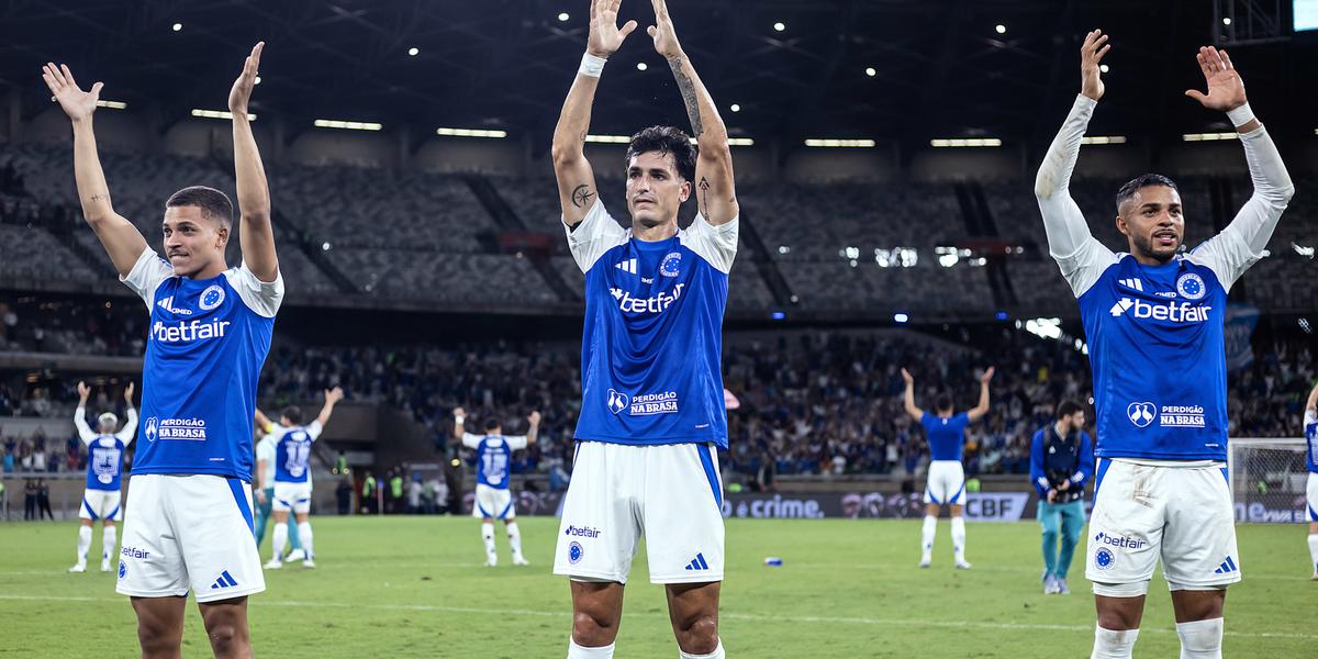 Jogadores celebram mais uma vitória celeste (Foto: Gustavo Aleixo/Cruzeiro)
