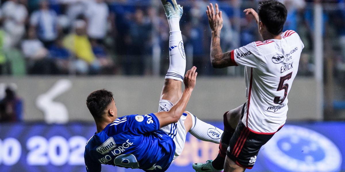 Kaio jorge e Pulgar em um Cruzeiro x Flamengo (Foto: Gustavo Aleixo/Cruzeiro)