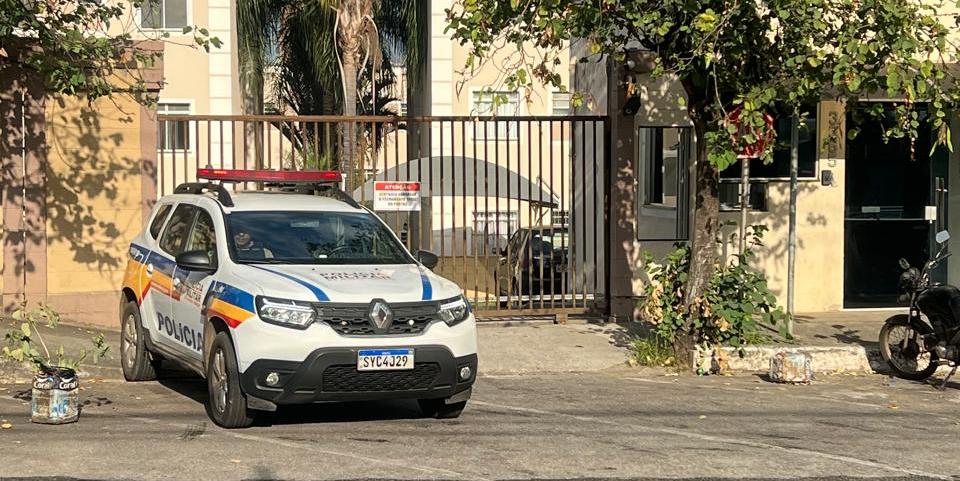 De acordo com a PM, idoso tentou fugir, mas foi contido por populares do condomínio onde residiam aqui no Bairro Nova Baden em Betim (Divulgação / PMMG)