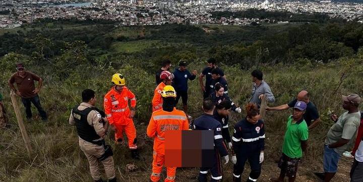 Homem foi localizado 50 metros abaixo da Serra, em local de difícil acesso, segundo os Bombeiros (Divulgação / CBMMG)
