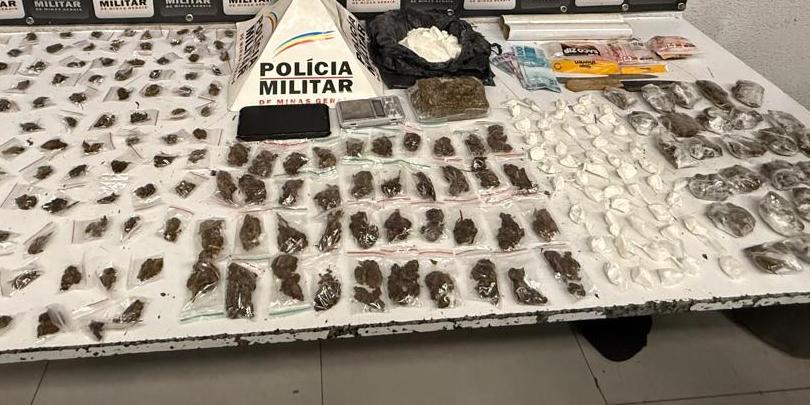 Na mata foi encontrado um tonel com uma barra de maconha, 500 gramas de cocaína, 161 buchas de maconha, 50 porções de cocaína, uma balança de precisão e um facão (Divulgação / PMMG)
