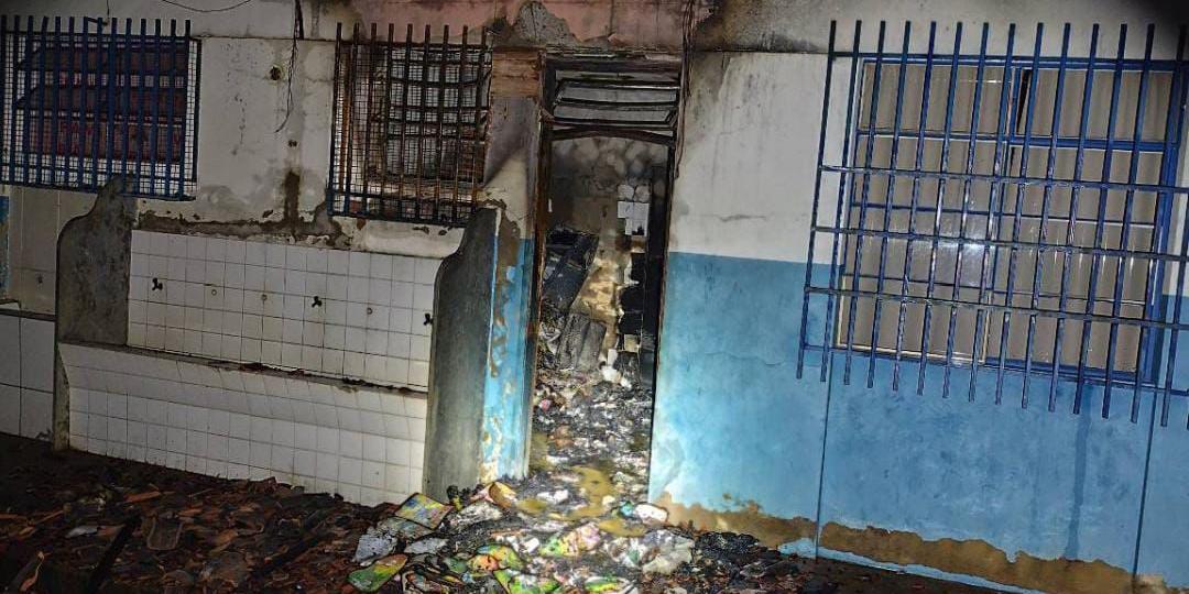 Aulas foram suspensas nesta segunda-feira (5) por conta do incêndio na Escola Municipal Vereador Carlindo Nascimento Gaia (Divulgação/ CBMMG)