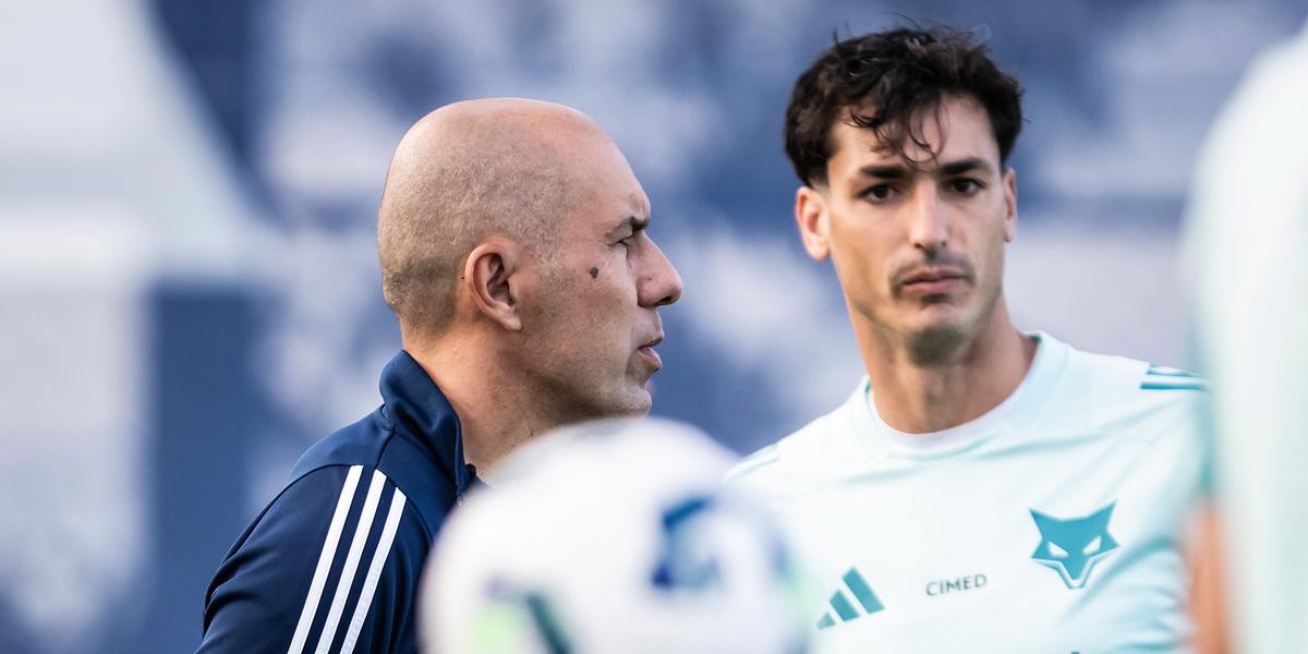 Jardim e Dinneno: treinador volta a relacionar o atacante argentino (Foto: Gustavo Aleixo/Cruzeiro)
