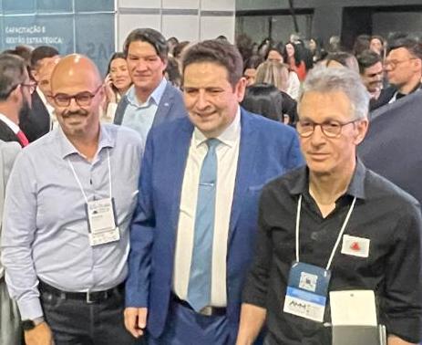 Marcos Vinícius - prestes a deixar a presidência da AMM -, entre o vice-governador Mateus Simões e o governador Romeu Zema ()
