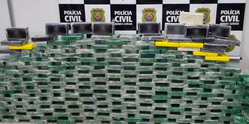 Além da droga, foram apreendidos três veículos e um celular (Divulgação/PCMG)