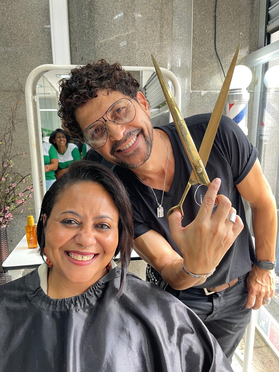 Eliane Luiza recebeu um corte especial do cabeleireiro Ivan Cândido (Valéria Marques/ Hoje em Dia)
