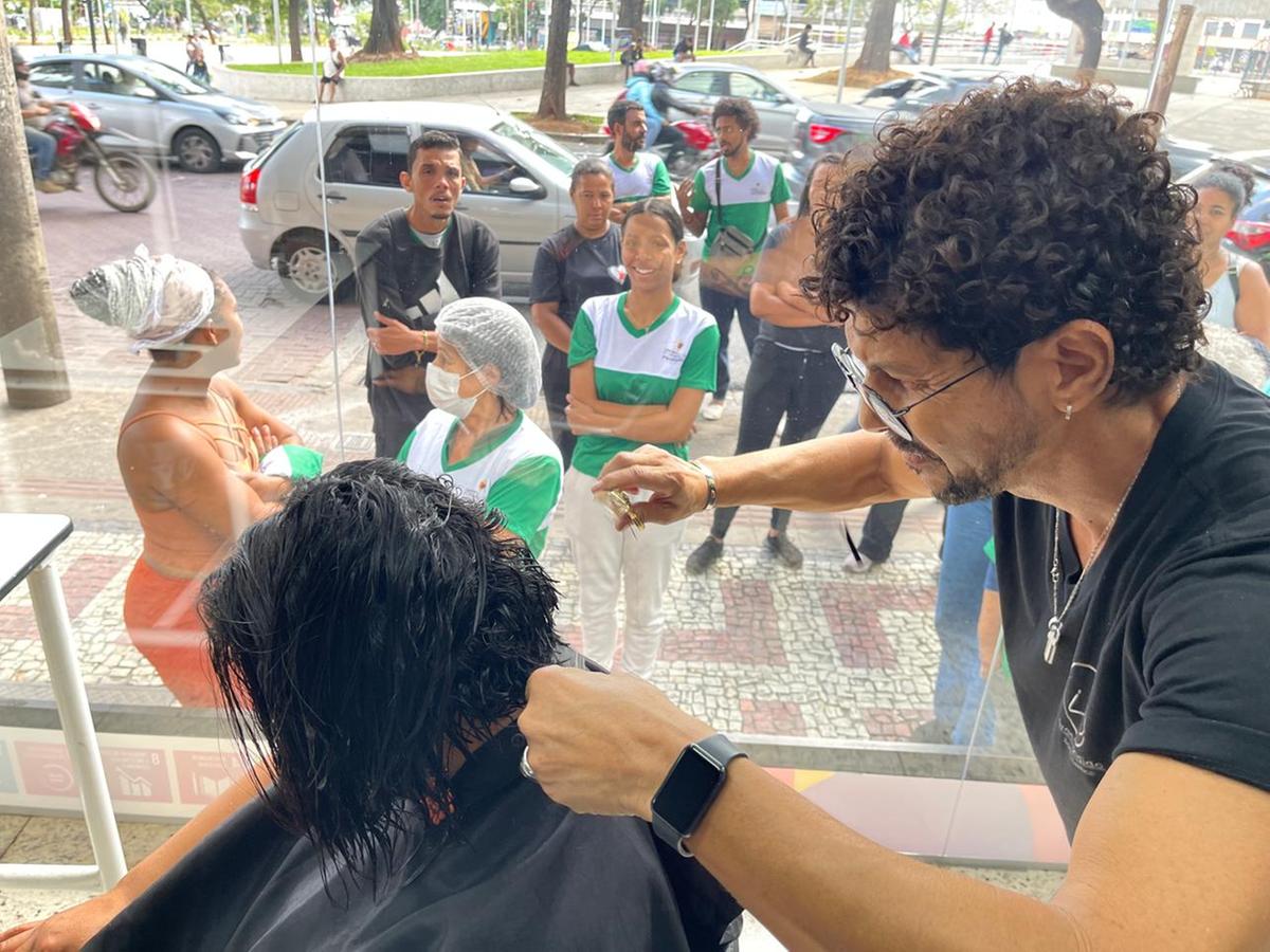 Mamães ganharam corte de cabelo especial de Ivan Cândido, conhecido como "Mãos de Tesoura"(Valéria Marques/ Hoje em Dia)