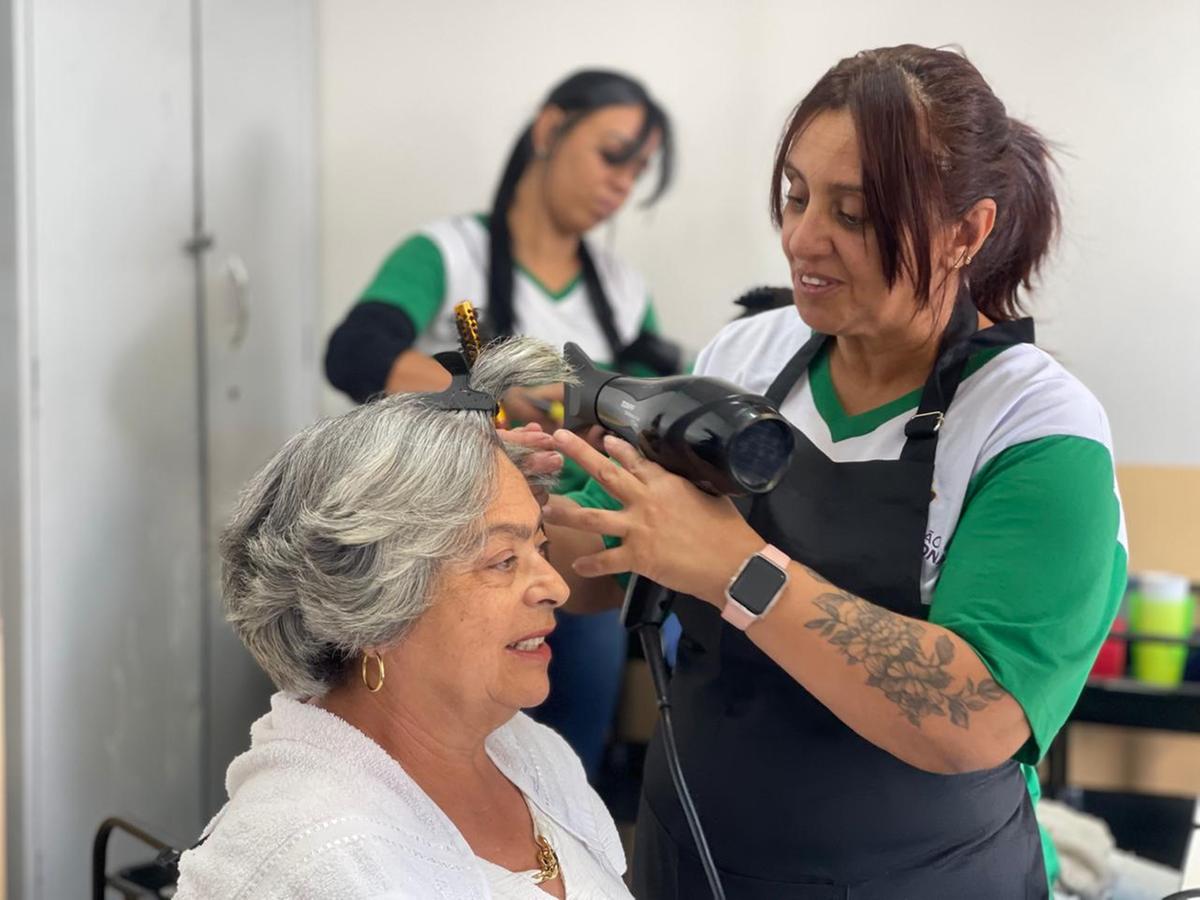 Inácia Maria Pimenta, de 66 anos, ganhou um tratamento especial de Dia das Mães (Valéria Marques/ Hoje em Dia)