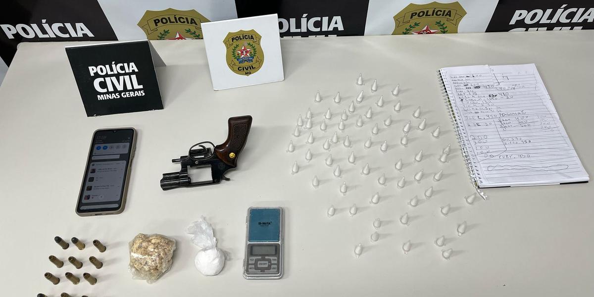 Policiais localizaram um revólver calibre 38 e sete munições; 64 pinos de cocaína e porções da mesma substância e de crack na casa do suspeito (Divulgação/ PCMG)
