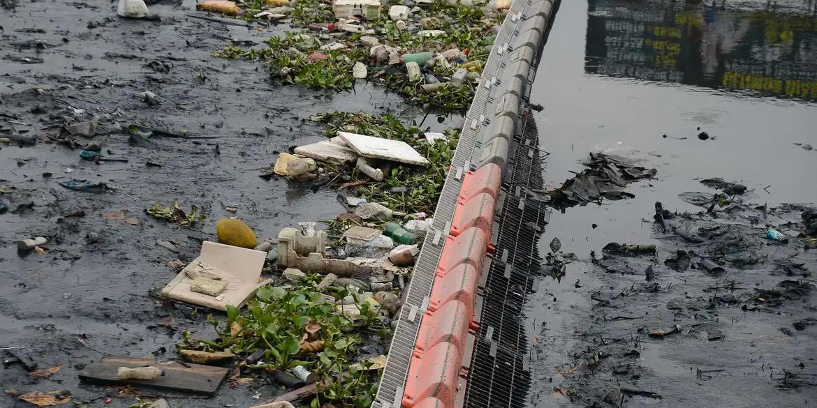 Ecobarreira instalada no Rio Meriti, ao lado da Rodovia Washington Luiz (BR-040), em Duque de Caxias na Baixada Fluminense, para evitar que o lixo flutuante chegue à Baía de Guanabara (Tomaz Silva/Agência Brasil)