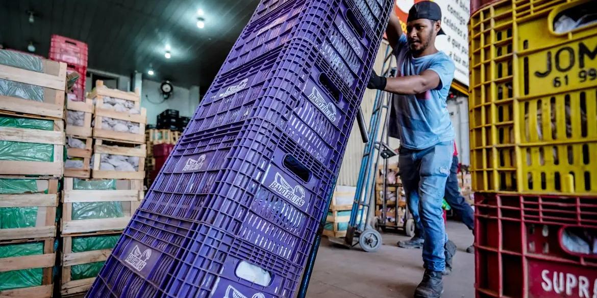 Esses rendimentos vêm do trabalho, de programas sociais, aposentadoria, pensões ou outras fontes, como alugueis, aplicações financeiras e bolsas de estudo (Rafa Neddermeyer/Agência Brasil)