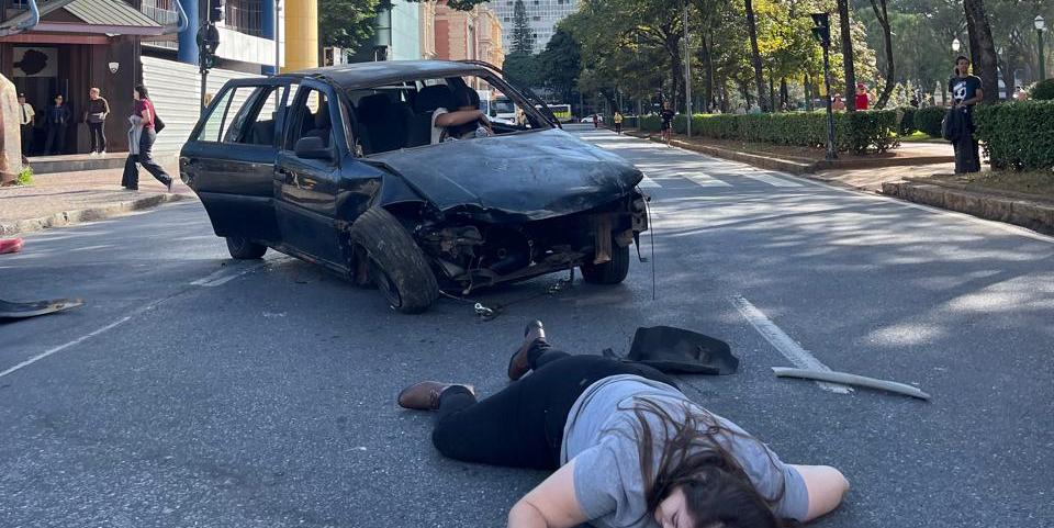 Simulações de acidentes foram realizadas na Praça da Liberdade nesta quinta-feira (8) (Valéria Marques/ Hoje em Dia)