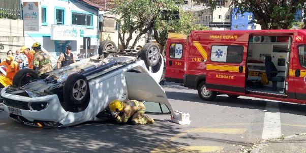 Simulações de acidentes foram realizadas em BH nesta quinta para chamar a atenção da população (CBMMG / Divulgação)