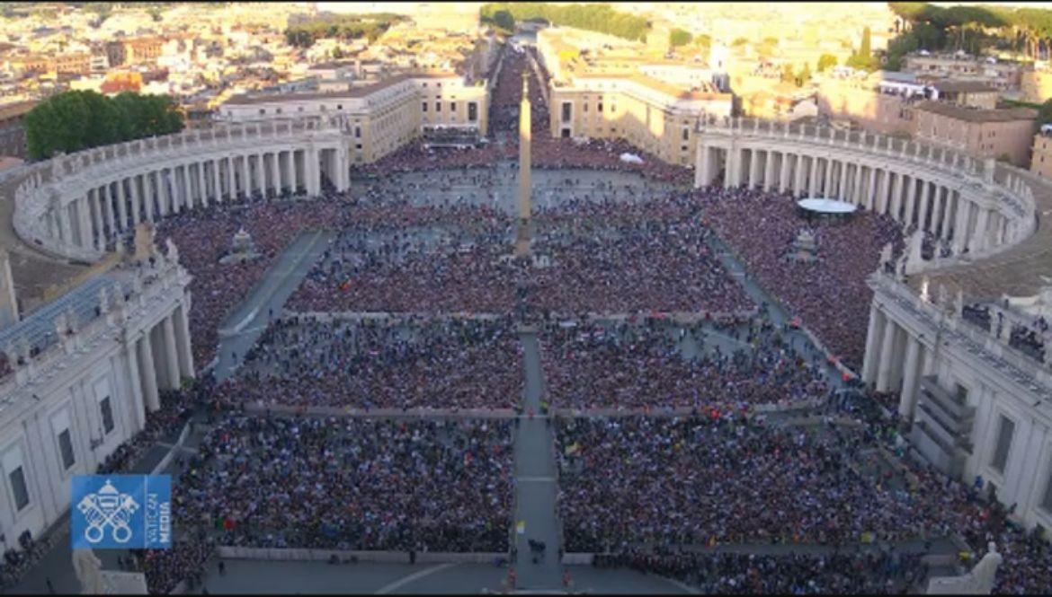 Vaticano lotado para assistir ao anúncio e o discurso do novo papa (Reprodução / Vatican News)