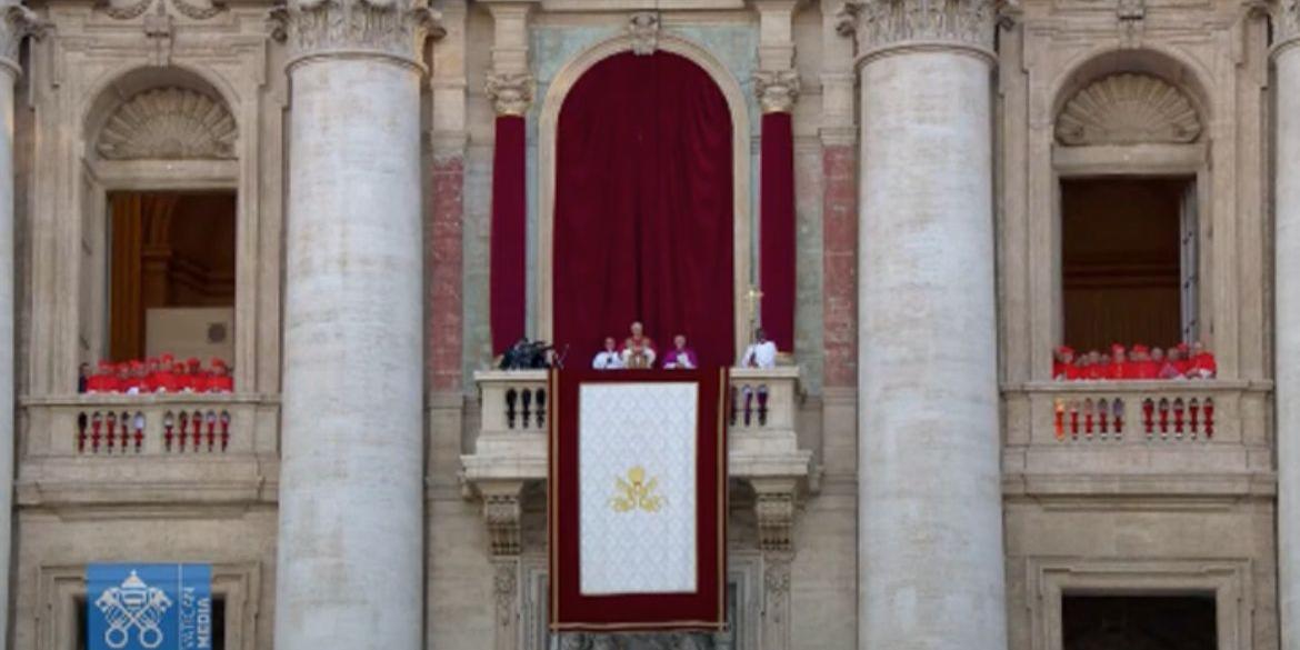 Papa Leão XIV discursou para uma multidão emocionada logo após ser anunciado (Reprodução / Vatican News)
