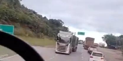 Caminhão foi flagrado trafegando na contramão da BR-381, em Caeté (Reprodução/ Redes Sociais)
